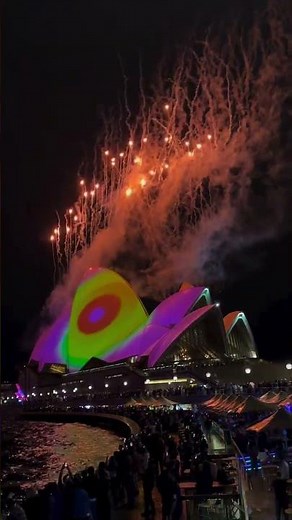 Vivid Sydney 2025 Fireworks Show | Stunning Night Sky Display | Best of Vivid Festival!