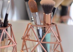 DIY - Brushes door to decorate and organize the dressing! By: Tu organizas | MetDaan DIY