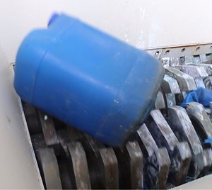 [Hot Item] Big Blue Bucket Paint Bucket Shredder Hazardous Waste Crushing Washing Recycling Line