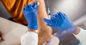 Vaccin Covid-19 : bientôt une troisième dose pour "une grande partie de la population", selon Jean-François Delfraissy