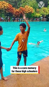 Endless human chain jumps into a swimming pool | Hungry Panda