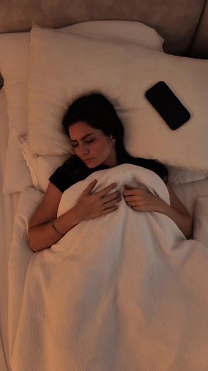 Anzeige | Ich bin ehrlich, ich brauch morgens keine fancy Routine, sondern einfach etwas, das einfach funktioniert. ☕️🐾 Schlafen, mit den Hunden kuscheln und vor dem Sport gibt’s bei mir einen Skyr-Drink von Live Fresh. 🫐🍒🥭 Gerade für uns Frauen ist nüchtern trainieren nämlich echt keine gute Idee, der Körper produziert sonst mehr Cortisol, was Muskeln abbaut statt aufbaut. Und genau da kommt der Skyr Drink ins Spiel: 💪🏼 30 g Protein pro Flasche unterstützt Muskelaufbau & sättigt 🍓 Ohne Z