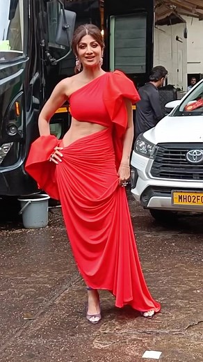 Shilpa Shetty Kundra flaunts her abs in a red cutout dress❤️ #trending #shilpashetty #trendingreels #bollywood #bollywoodstyle | Nevanta