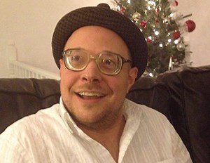 Nate Richert (Harvey en 'Sabrina, cosas de brujas') asusta con su (falso) cambio de imagen