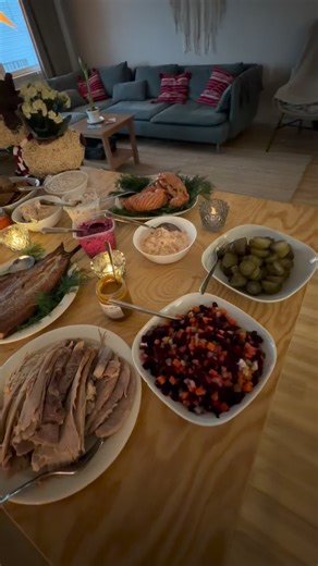 Mahat on pullollaan joulun herkkuja ja pakettejakin on availtu. Ihanaa joulun aikaa kaikille! ❤️🎄🎁 | Kepakoti Pornainen