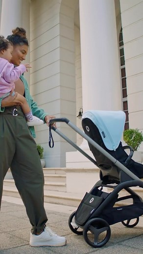 Compact innovation for everyday life in the city.👶🍼 Fold the Bugaboo Dragonfly with one hand without removing the seat or bassinet. The patented self-stand position makes it easy to grab the carry strap and be on your way. Available @usababypuertorico 787.758.0636 | Usa Baby Puerto Rico
