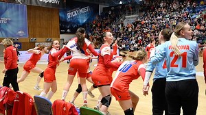 Oslavy, oslavy a ještě jednou oslavy. 🎉🏆 DHC Slavia Praha bere po třinácti letech titul v nejvyšší soutěži, pohár letos míří do hlavního města. 🔴⚪ | Česká Házená / Czech Handball