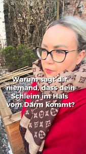 Warum spricht keiner darüber, dass Schleim im Hals nicht nur ein Halsproblem ist Dieses ständige Räuspern dieses Kloßgefühl dieser Druck, der einfach nicht weggeht Und du gehst von Arzt zu Arzt probierst Spray, Lutschtabletten, Hustensaft aber innerlich spürst du da stimmt etwas Grundsätzliches nicht Ich kenne dieses Gefühl. Dieses permanente „Da ist was“. Und niemand schaut dahin, wo es oft wirklich beginnt. Im Darm. Wenn dein Mikrobiom aus dem Gleichgewicht ist wenn dein Körper im Stressmodus 