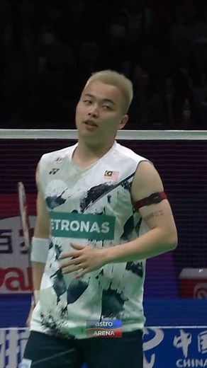 Aksi cemerlang kem negara diteruskan dengan persembahan cukup memukau dari Aaron Chia / Soh Wooi Yik yang menewaskan Law Cheuk Him / Yeung Shing Choi! #Chengdu2024 #TUC2024 #PialaThomas2024 | Astro Arena
