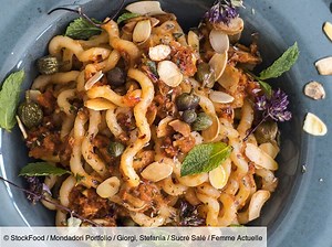 Fusilli bucati aux tomates séchées et amandes rôties facile : Découvrez toutes les recettes de Femme Actuelle