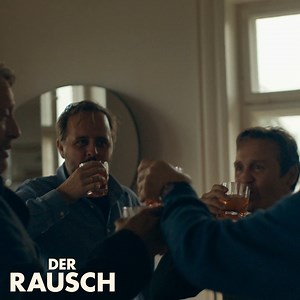 Cocktailrezept à la Der Rausch - Der Film: 5cl Bourbon, 1cl Absinth, ein riesiger Eiswürfel und etwas Orange für den magischen Touch. Jetzt im Kino! | Der Rausch - Der Film