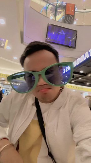 Exploring a Modern Shopping Mall Experience