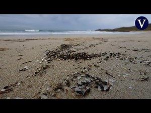 Preocupación por la marea de microplásticos que inundan las playas gallegas