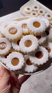 👇 BISCUITS 👇 . 🌙 INGRÉDIENT - 400g de farine ( T45 , tamiser ) - 250g de beurre ou margarine - 1 œuf - 100g de sucre glace ( tamiser ) - 100g de maïzena ( tamiser ) - 1 sachet de sucre vanillé - 1 c.a.c de levure chimique . ⭐️ DECO : confiture ( ici du caramel beurre salé ) ou pâte à tartiner , confiture de ton choix … sucre glace . ⭐️ QUANTITÉ : 25 pièces environ ou cela dépend de la taille de votre emporte pièce . . ⭐️ CUISSON : 10 à 15min à 180° surveiller la cuisson cela dépend de votre f