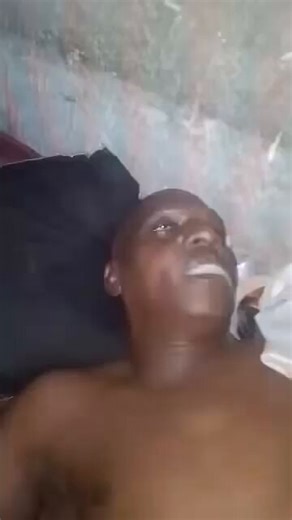 #RDC: INSOLITE KINSHASA/KIMBANSEKE. AUX AMES SENSIBLES DE S'ABSTENIR. Le drame s'est produit dans un établissement hôtelier de la place. Selon les premiers éléments recueillis, le défunt s'y était rendu en compagnie d'une fidèle de son assemblée. Si les circonstances initiales de leur venue restent floues, le témoignage de la jeune femme apporte un éclairage crucial sur les derniers instants du pasteur.​D'après les déclarations de la compagne d'infortune, le pasteur l'aurait conduite sur les lie