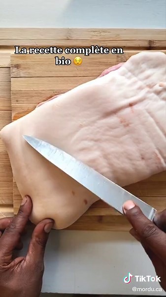 Regardez ce magnifique flanc de porc croustillant! 🤤 La recette complète de chef Jérémie se trouve sur Mordu!