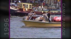 De allereerste botenparade op de grachten van Amsterdam. Het thema van dit jaar’ Trots op Amsterdam’. Door GBA (Gay Business Amsterdam) werd voor de Amsterdam Pride onder meer besloten om een botenparade over de grachten te organiseren. Aanvankelijk zou deze Canal Parade maar drie keer gehouden worden, namelijk tot en met de Gay Games van 1998, maar het bleek zo succesvol dat het een jaarlijks terugkerend hoogtepunt van de Amsterdam Pride werd. Aan de eerste botenparade op 3 augustus 1996 deden 