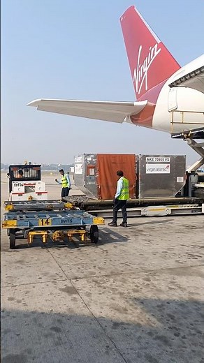 Offloading containers from Airbus350 #virginatlantic #airbus350 #aviation