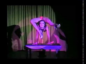 Contortion act by Maggi 781 / www.maximaaa.com