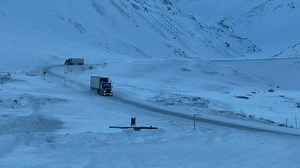 ALASKA🇺🇸:Truckers Rolling Down From Atigun Pass Mountain Bound To Prudhoe Bay #truckerslife #AmaZing #trucks #HaulingServices | Alicia Miller Videos & Photography