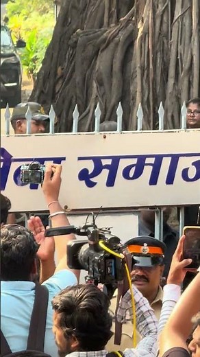 Shabana Azmi bhi Dharmendra ji ko antim shraddhanjali dene pahunchi.” 🙏🕊️