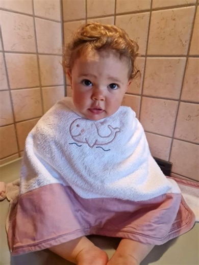 Il primo bagnetto non si scorda mai… Rendi speciale la sua prima estate con il nostro corredino bagnetto “Balena”, personalizzato con il suo nome e composto come vuoi tu: accappatoio, ciabattine, telo mare e tanto amore! Un regalo tenero e unico, 100% made in Italy. Disponibile ora sul nostro sito! #corredinobagnetto #estatebimbo #regalobimbo #coccolestore #personalizzato #fiocchinascita #babyshower | Coccole