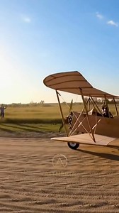 Primul zbor filmat cu telefonul – România, începutul aviației ✈️📱 Un moment istoric prins pe cameră: un mic avion din lemn prinde aripi pentru prima dată, filmat cu un simplu telefon. Se aude vântul, oamenii strigă „Se ridică!”, iar emoția e reală. Acesta e doar începutul unei serii în care aducem la viață evenimente istorice... așa cum ar fi arătat dacă ar fi fost filmate cu un smartphone. 👉 Urmărește până la final – reacția oamenilor e aur! | Aitheria Global