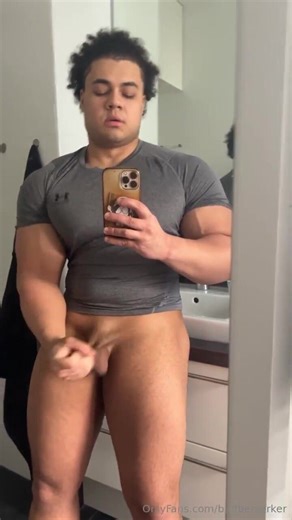 Buff dude masturbating - ThisVid.com