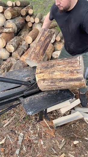 splitting a pine log🪵🦾🤖 #wood #woodworking #woodsplitter #firewood #splittingfirewood