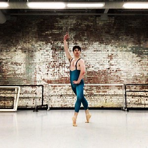 #turningtuesday some more #pirouette #practice for #twerlingsterling 🕺🏻🌪 #sterlingbaca #bacamole #bacasilio #basilio #espada #donquixote #ballet #maledancer #maleballetdancer #dancer #pirouettes #turn #spin #shirtless #philadelphia #avenueofthearts | Sterling Baca