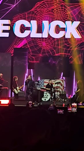 Punk goes pop as The Click Five covers Chappell Roan's HOT TO GO! with a lucky fan! 🎸🎵 #PlaybackMusicFestival | Manila Concert Scene