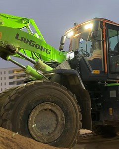 🚧 Mig og min kinesiske ”Hulk” 🚧 🦍 💚 Ni hao! Til den fuld elektriske LiuGong 870HE - og pænt goddag til vores gedfører Viktoria, der har haft lynkineseren som fast makker siden juli i år. Men hvordan er det nu lige med det der el? ⚡︎ Jo, det har fordele og ulemper. Lad os starte med det åbenlyse: Maskinen er lynhurtig, støjsvag og leverer fuld kraft fra første tryk på pedalen. Hvor en diesel lige skal i gang, er der her “fuld smadre” med det samme! El-geden klarer både lange dage med dækning