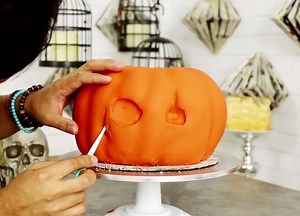 Halloween Pumpkin Surprise Cake By: Koalipops | MetDaan Creative