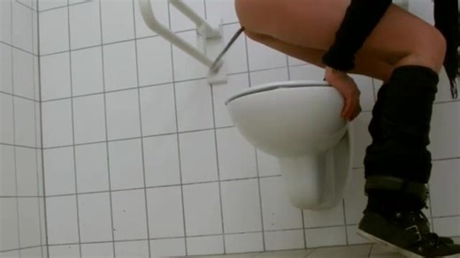 Girl spread diarrhea out of the toilet