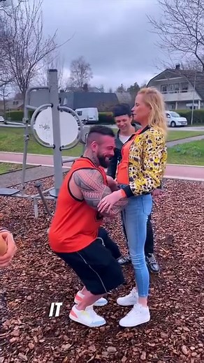 Bodybuilder try to lift a woman #bodybuild #lift | Julien Magic