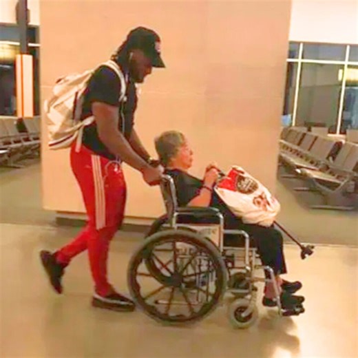 She Thought It Was Just a Kind Stranger—Then Realized Who Was Pushing the Wheelchair 🫢 | Daniel D.