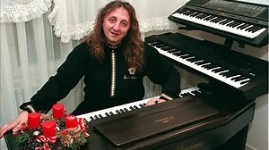 25K views · 1.7K reactions | Egy nagyon érdekes hangfelvételre bukkantunk, lehet ez egy olyan dal, amit Jimmy felénekelt és most került elő a szekrény mélyéről? Szerintetek is Jimmy énekli? A felvétel nem stúdióban készülhetett, ezért nem tiszta a hang frekvencia! | Jimmy Zámbó | Facebook