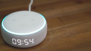 Amazon Echo Dot (3. Generation) mit Uhr im Review