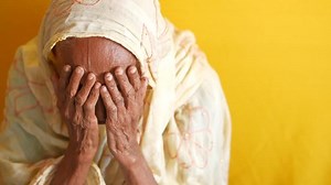 les femmes âgées toussent et éternuent : vidéo de stock (100 % libre de droit) 1099336935 | Shutterstock