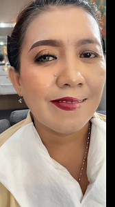 Salah satu tantangan dalam makeup orang tua adalah Mata yg menurun Texture kerutan yg mau hilang Flek dan warna kulit tidak sama Mau kelihatan mulus G mau pake bulu mata Tapi banyak yg lupa bahwa kami ini mua dan parbodak. Bukan tukang sihir atau tukang sulap. Yang bisa kami lakukan adalah meminimalisir semuanya dengan sikon yg berbeda2, Bukan menghilangkannya. Belum lagi dilapangan tidak pintar menjaga air mata dan keringatnya. Mau tau trik meminimalisirnya Sekarang ada materi mature skin di cl