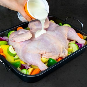 90K views · 2.1K reactions | Frango inteiro com creme, sobre cama de legumes - Amo esta receita! Ingredientes: frango inteiro - 1 unidade para o molho creme - 100 g sal - 10 g páprica doce - 6 g açúcar granulado - 7 g ervas provençais - 8 g curry - 6 g batata - 400 g abobrinha - 200 g cenoura - 2 unidades cebola roxa - 150 g pimentão - 100 g No forno 200 °C por 50 min | Cookrate - Brasil | Facebook