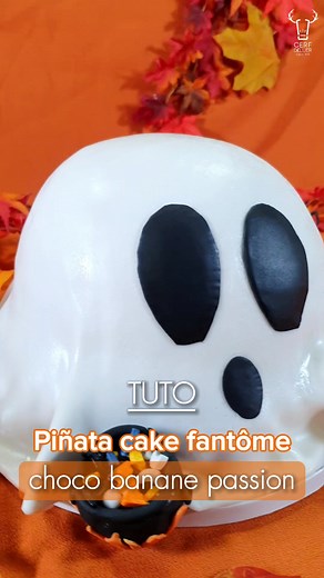 Gâteau Fantôme 👻 Bouh ! Halloween sera gourmand et surprenant cette année avec le dessert du jour : un piñata cake banane passion et choco qui renferme des sucreries en tous genres ! Donnez à ce gâteau une forme de fantôme pour célébrer la fête de l'horreur comme il se doit. 🎃 Retrouvez tous nos produits Patisdécor sur notre site internet et la recette sur notre blog (👉 liens en description) #recette #recettehalloween #halloween #fantome #cakedesign #bonbons #bonbonshalloween #patisserie #rec
