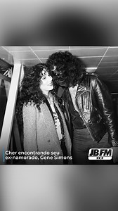13K views · 108 reactions | Encontro de lendas! Em 2001, durante o AMA Awards, a cantora Cher e seu ex-namorado Gene Simmons, da banda Kiss, se reencontraram. E aí, o que achou do momento?  #JBFM #Cher #GeneSimmons #Kiss #Música | Rádio JBFM | Facebook