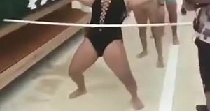 #VIRAL: WOMAN BREAKS HER BATHING SUIT DANCING LIMBO EXTREME