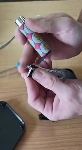 🛠🪛Tabachera este cutia unde se strânge șnurul sau panglica ce actionează rulourile exterioare manuale. Întrucât aceasta se poate rupe/defecta sau dacă se dorește înlocuirea șnurului din varii motive, venim în ajutorul dvs cu acest tutorial în care prezentăm modalitatea de montaj a unei astfel de tabachere. Sperăm să fie de folos celor ce ne-au cerut asta. 🇷🇴 Producător clujean 🌐 www.rollconfort.ro 🚩 Cluj-Napoca, Str. Mureșului nr 17A 📲 📩 0743 389 047 | RollConfort - Rulouri exterioare Cl