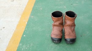 「緑の背景に安全靴を履く」の動画素材（ロイヤリティフリー）3408464981 | Shutterstock