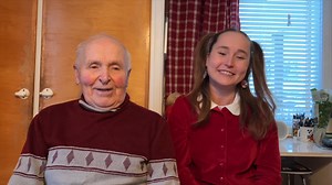 Tänään on joulukuun ensimmäinen päivä, jippii! "Joulumaa" lähestyy! Mistä teidän joulumaanne koostuu, mitä kaikkea siihen kuuluu ja mikä on tärkeintä, jotta pääsette joulutunnelmaan? Joulumaa – Katri Helena | Lotan ja papan koronalaulut