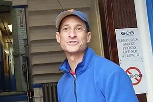 Anthony Weiner is still texting away — inside his halfway house