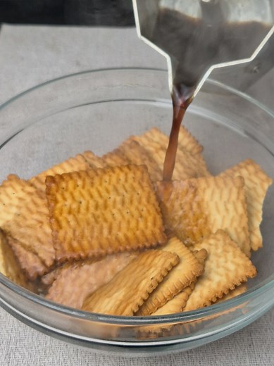 Découvrez ce dessert ultra-gourmand et facile à réaliser à la maison ! 🍪☕🍫 En quelques minutes, transformez de simples biscuits Petit Beurre en un ramequin de mousse chocolat-café irrésistible. Parfait pour un goûter ou une petite pause réconfort. Ingrédients : 150 ml d’eau 3 cuillères à café de café moulu 200 g de biscuits Petit Beurre 150 g de chocolat noir 300 ml de lait chaud Préparation : Préparer le café avec la cafetière italienne. Dans un bol, émietter les biscuits Petit Beurre et vers
