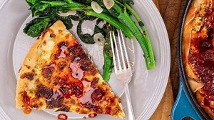 A cast-iron skillet creates the perfect crunch in this white pizza that gets drizzled with hot honey! GET THE RECIPE: https://rach.tv/2UKUMNY | Rachael Ray Show